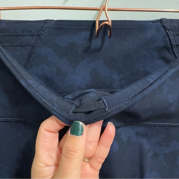 Lululemon Train Times Crop Legging 17” Camo Midnight Navy/ Black Size 6 - Picture 10 of 11